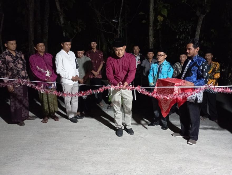 Peresmian Jalan Corblok Padukuhan  Kroco Dihadiri Lurah dan Pamong